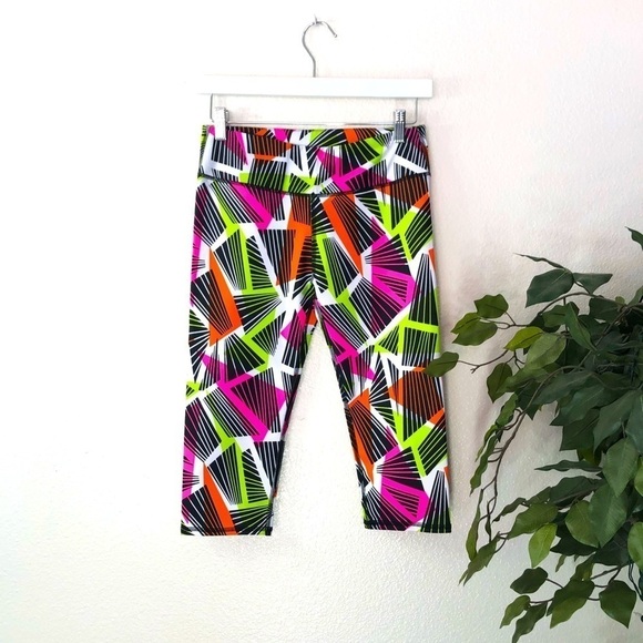 NWT Fabletics Salar Cropped Leggings - Picture 1 of 4